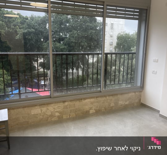 רצפה נקייה ליד חלון גדול עם נוף לעצים